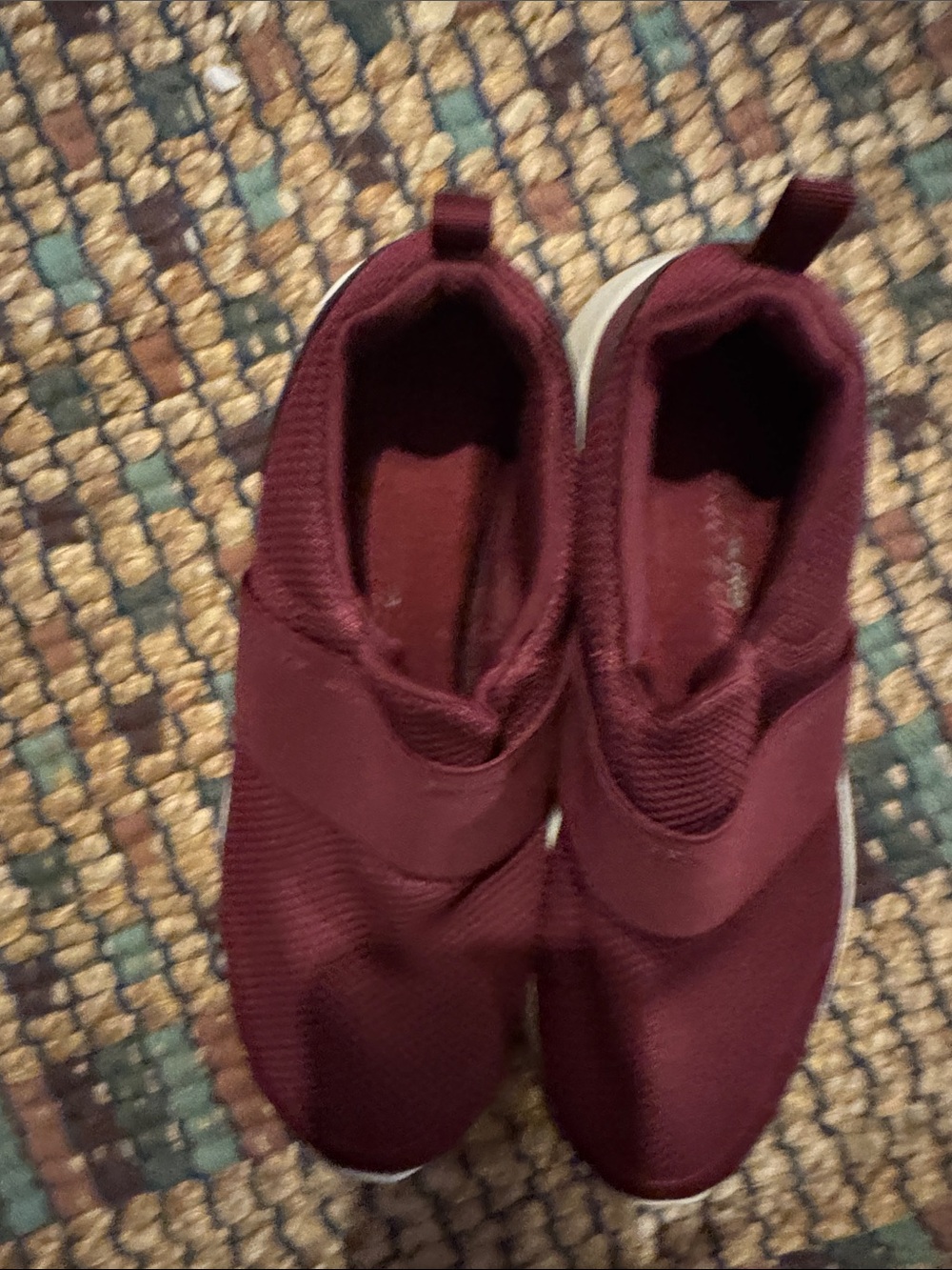 Women’s Slip-On Skechers Sneakers in Burgundy Size 9